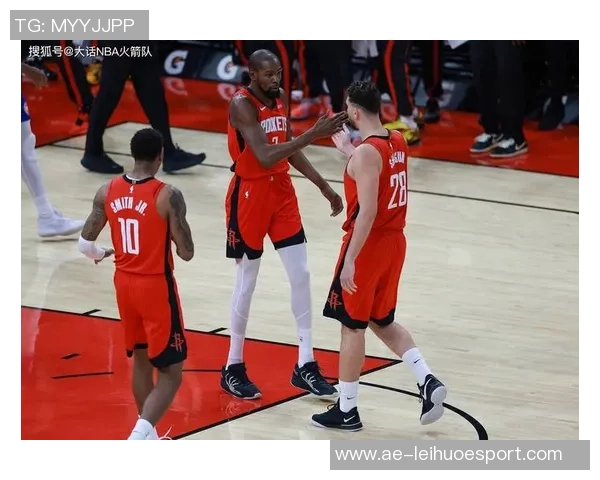 火箭备战雷霆杜兰特申京贾巴里同框训练照引发球迷热议 火箭备战雷霆杜兰特申京贾巴里同框训练照引发球迷热议