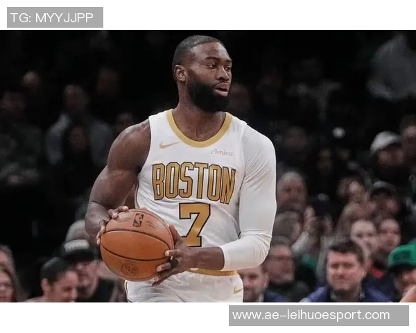 杰伦布朗场均296分助力球队东部第三却仅获东部第六排名 杰伦布朗场均296分助力球队东部第三却仅获东部第六排名