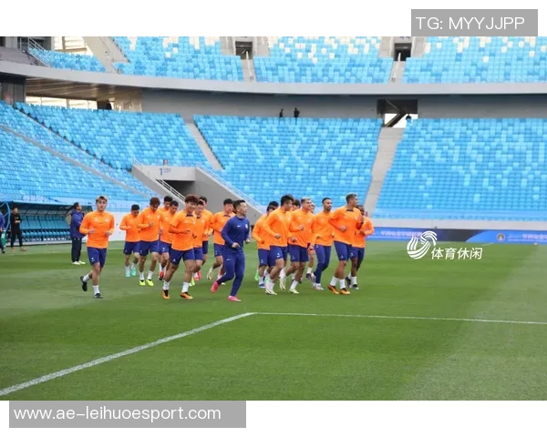 山东泰山队在武汉体育中心进行赛前踩场训练为即将到来的比赛做好准备