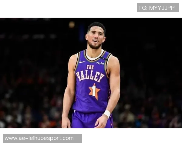 布克上半场表现出色14分9助攻展现控卫风范引领球队进攻