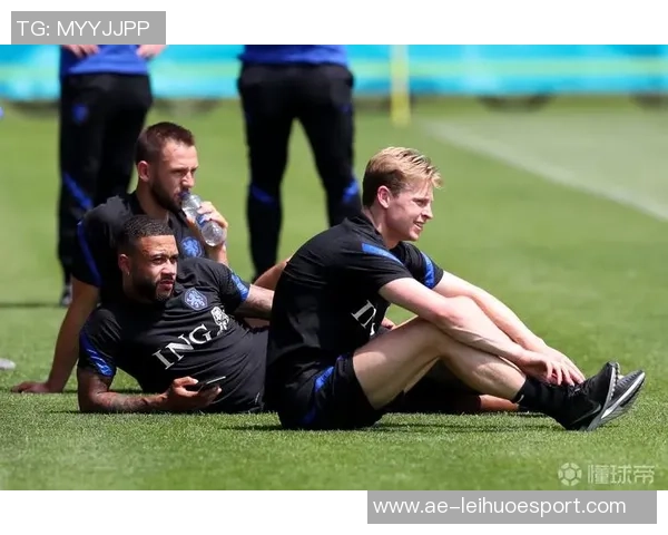 罗马诺社媒分享与金球奖得主莫德里奇合影共庆2026年新年时刻